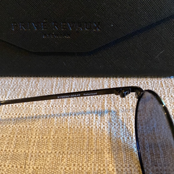 Black Prive’ Revaux The Jane sunglasses. Polarized, with collapsible case& wipe. - Picture 2 of 4